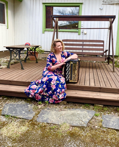 Esiintymisiä voit tilata minulta kesäksi ulos juhliin & tilaisuuksiin! MÖKKI-LIFE